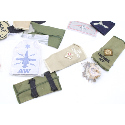 257 - A mixed collection of military cloth patches and badges to include Cheshire ACF, ISAF together with ... 