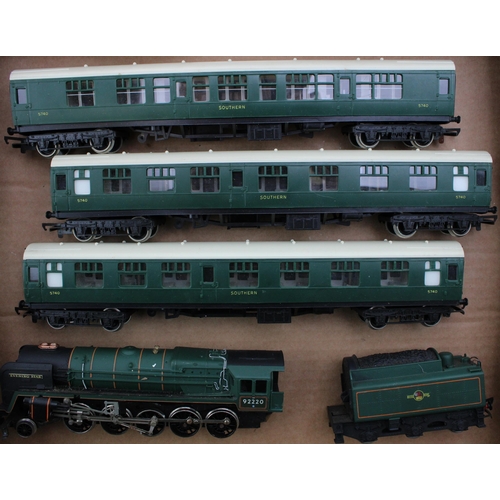 65 - A collection of model railway items to include Tri-ang Hornby 'Evening Star' 92220 locomotive, tende... 