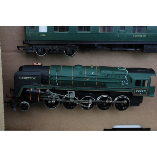 65 - A collection of model railway items to include Tri-ang Hornby 'Evening Star' 92220 locomotive, tende... 