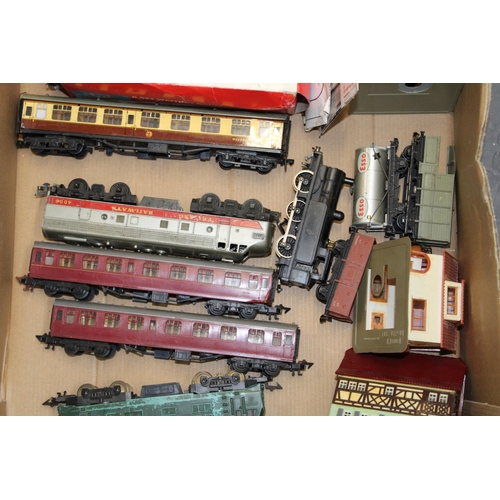 75 - A collection of vintage model railway collectables to include Tri-ang, Dublo Meccano and similar loc... 