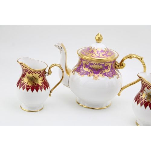 104 - De Lamerie fine quality teapot with two cream jugs (all af).