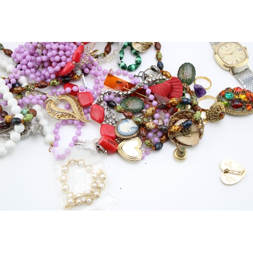 160 - A mixed collection of costume jewellery and a gentleman's Sekonda watch. (Qty)