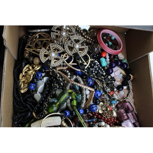 28 - A mixed collection of vintage and modern costume jewellery to include necklaces, bangles and other s... 