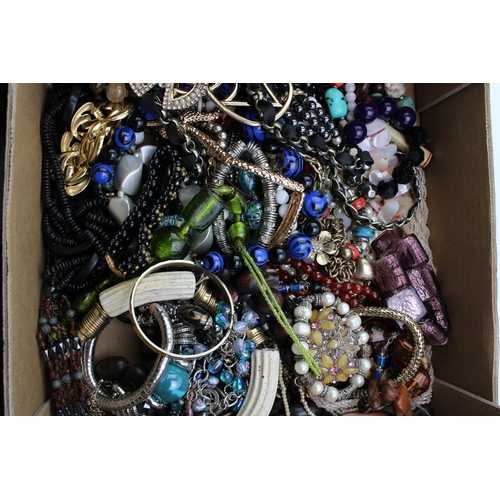 28 - A mixed collection of vintage and modern costume jewellery to include necklaces, bangles and other s... 