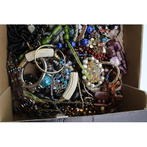 28 - A mixed collection of vintage and modern costume jewellery to include necklaces, bangles and other s... 