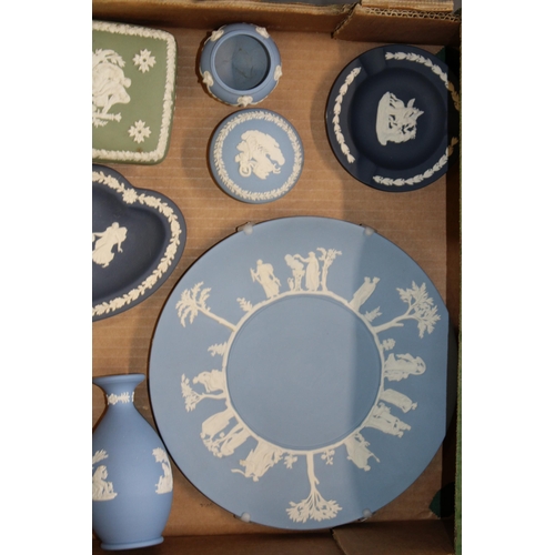 85 - A collection of Wedgwood Jasperware items to include trinket dishes, plates and lidded pots in colou... 