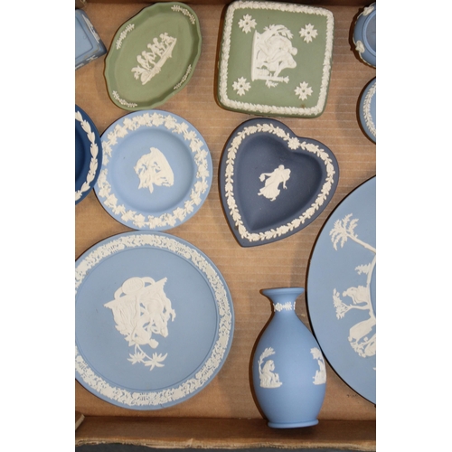 85 - A collection of Wedgwood Jasperware items to include trinket dishes, plates and lidded pots in colou... 