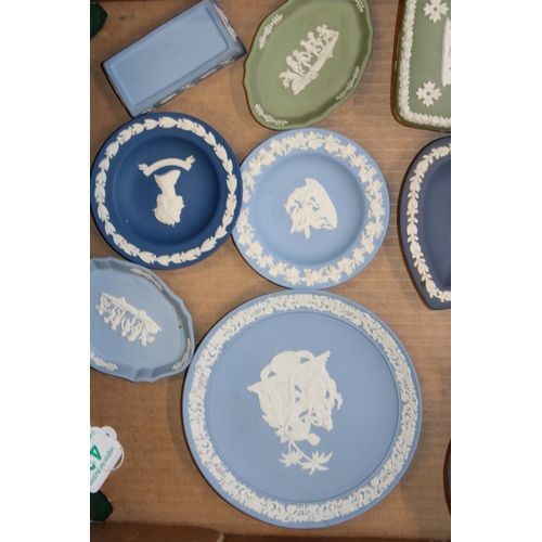 85 - A collection of Wedgwood Jasperware items to include trinket dishes, plates and lidded pots in colou... 