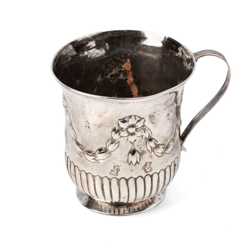 157 - A Georgian silver cup with repousse decoration, hallmarked London 1823. Weight 131g.