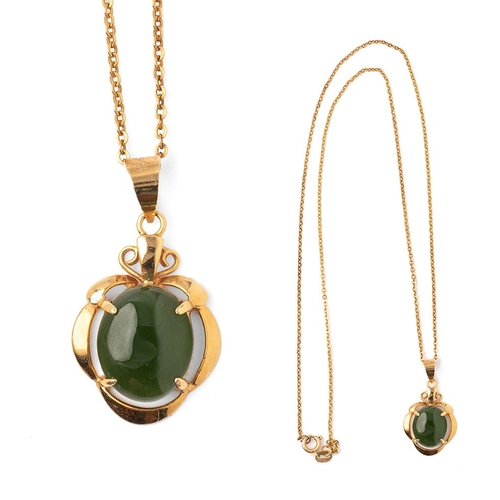 232 - A jade / nephrite pendant in 15ct yellow gold mount on a 9ct yellow gold chain. (Length 47.5cm). Wei... 