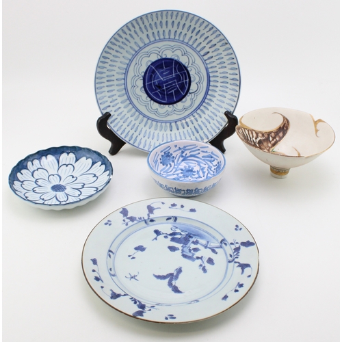 1141 - A collection of blue and white Chinese and Japanese ceramics together with a studio bowl marked D M.... 