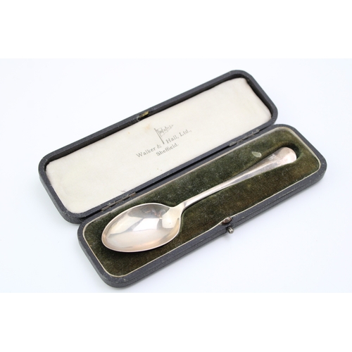 123 - A cased Walker & Hall silver spoon, hallmarked Sheffield. Weight 40g.