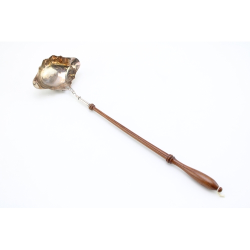 132 - A 20th century silver toddy ladle in the Georgian style, the double pourer bowl, with gilt interior,... 