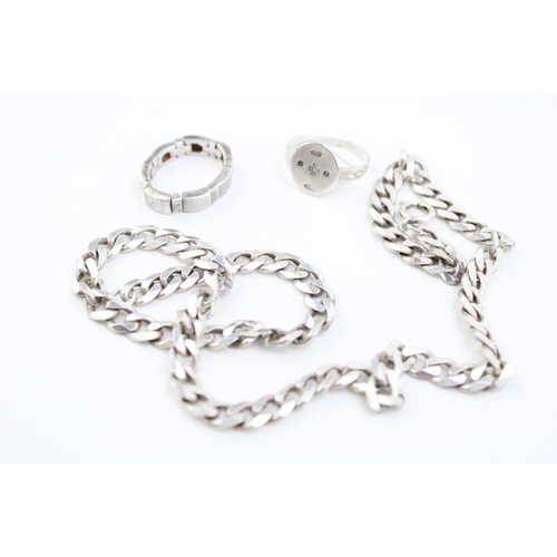 138 - A collection of silver jewellery to include a gents curb link neck chain (length 45.5cm), a signet r... 