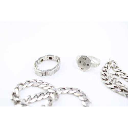 138 - A collection of silver jewellery to include a gents curb link neck chain (length 45.5cm), a signet r... 