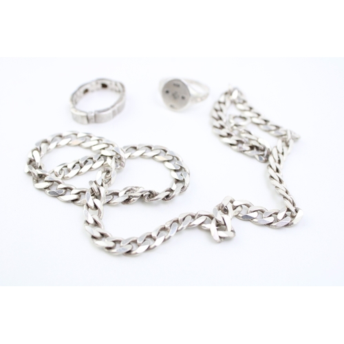 138 - A collection of silver jewellery to include a gents curb link neck chain (length 45.5cm), a signet r... 