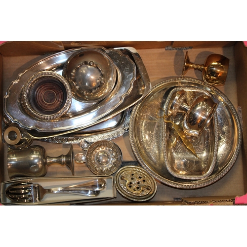 139 - A collection of silver plated items to include trays, bon bon dishes, coasters and similar items. (Q... 