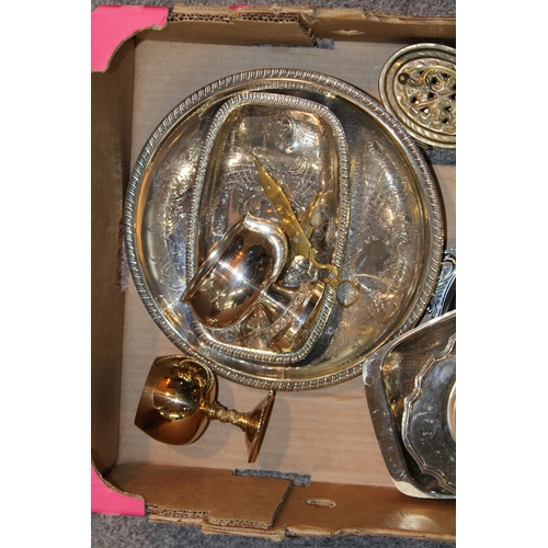 139 - A collection of silver plated items to include trays, bon bon dishes, coasters and similar items. (Q... 