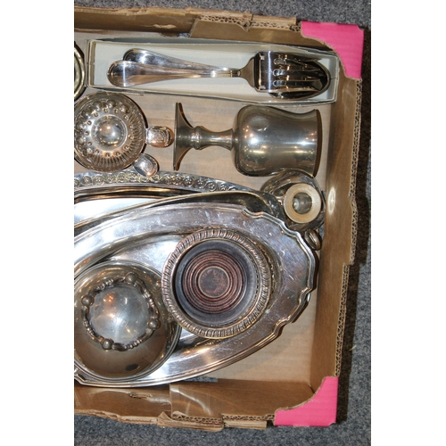 139 - A collection of silver plated items to include trays, bon bon dishes, coasters and similar items. (Q... 