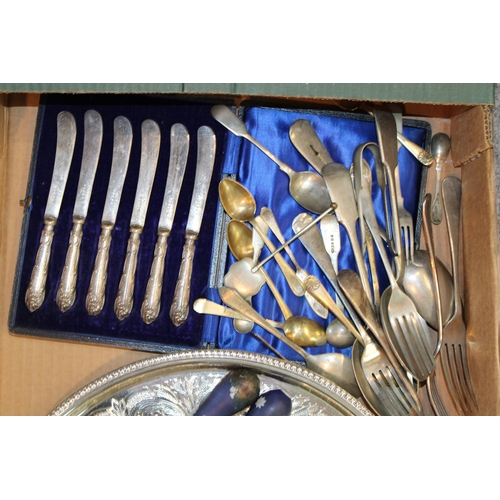 150A - A collection of silver-plated items to include a tray, a set of cased butter knives and a pair of Ja... 