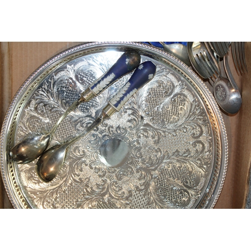 150A - A collection of silver-plated items to include a tray, a set of cased butter knives and a pair of Ja... 