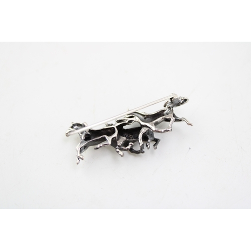 178 - Contemporary silver brooch in the form of running horses, 4.5cm wide.