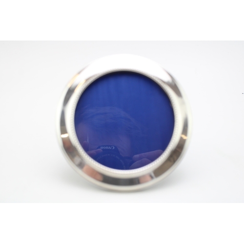 186 - A round silver photo frame, hallmarked Birmingham 1996, diameter 11.5cm.