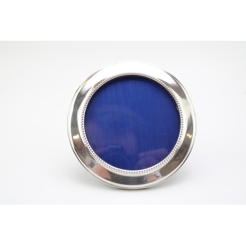 186 - A round silver photo frame, hallmarked Birmingham 1996, diameter 11.5cm.