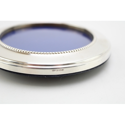 186 - A round silver photo frame, hallmarked Birmingham 1996, diameter 11.5cm.