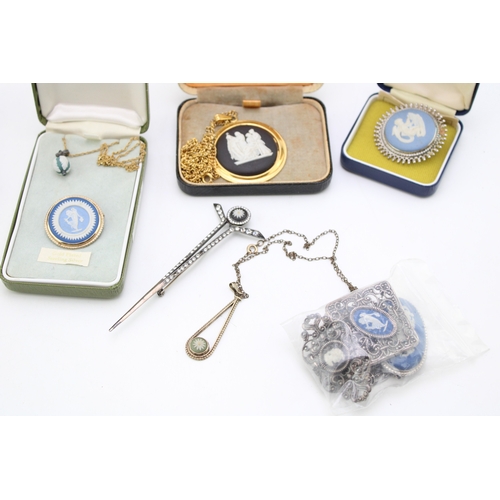 213 - A group of Wedgwood Jasperware jewellery including a pair of daisy earrings, in silver gilt settings... 