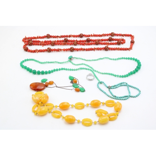 214 - A group of vintage 20th century costume jewellery comprising an amber and green glass set necklace, ... 