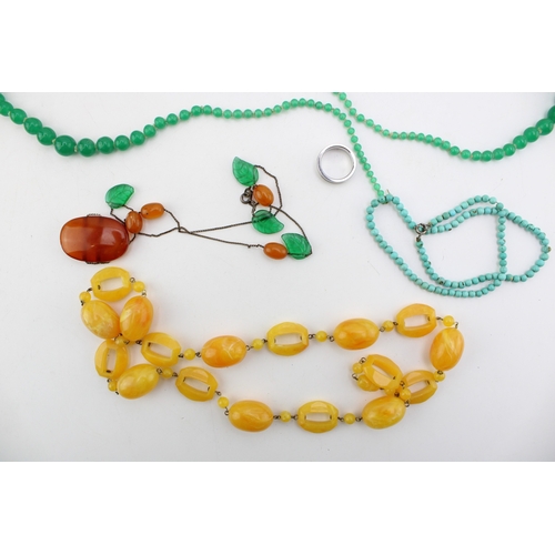 214 - A group of vintage 20th century costume jewellery comprising an amber and green glass set necklace, ... 