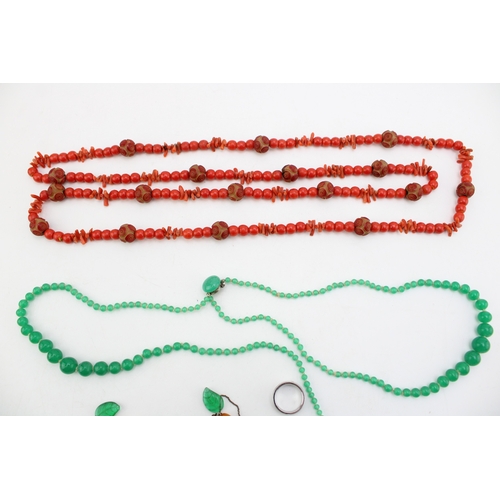 214 - A group of vintage 20th century costume jewellery comprising an amber and green glass set necklace, ... 