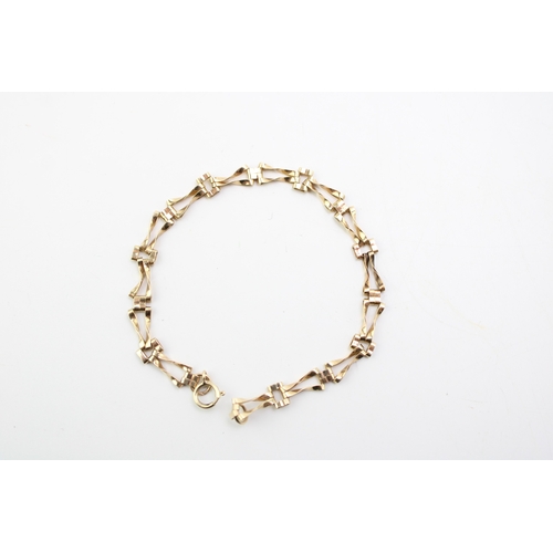 227 - A vintage 9ct yellow gold gate link bracelet. Length 17.5cm. Weight 2.2g