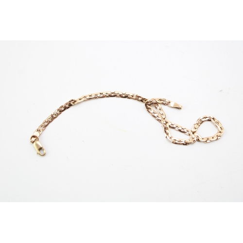 228 - A vintage 9ct yellow gold bracelet. Length 20cm. Weight 1.9g