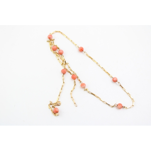 229 - A vintage coral bead necklace on 9ct gold box link chain. Length 39cm. Weight 2.5g.