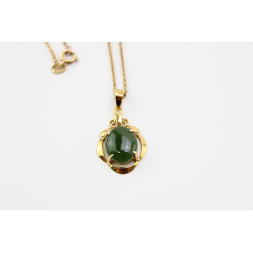 232 - A jade / nephrite pendant in 15ct yellow gold mount on a 9ct yellow gold chain. (Length 47.5cm). Wei... 