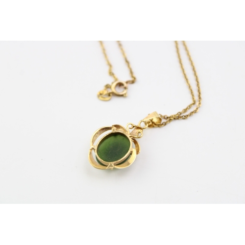 232 - A jade / nephrite pendant in 15ct yellow gold mount on a 9ct yellow gold chain. (Length 47.5cm). Wei... 