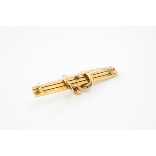 237 - 15ct gold bar brooch, compromising three horizontal bars with folded arrangement, 4.4g.