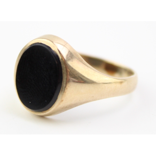 246 - 9ct gold gent's ring, set onyx, 3.9g, size R/S.