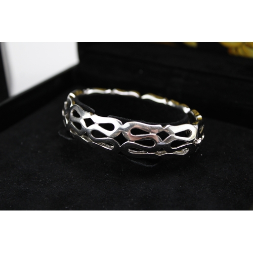 251 - An 18ct white gold Versace bangle of serpentine design, fully hallmarked, internal diameter 4.9 by 6... 