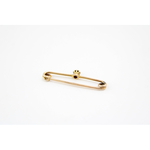 262 - A gold and diamond bar or pin brooch, set with a single diamond of approximately 0.1ct, 3.6mm diamet... 