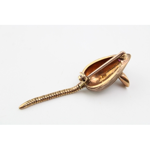 287 - A 9ct gold mouse brooch with ruby eyes and articulated tail, 5.9g.