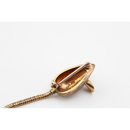 287 - A 9ct gold mouse brooch with ruby eyes and articulated tail, 5.9g.