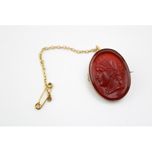 288 - A Victorian Roman style cameo the 9ct gold, oval brooch mount set with an amber glass cameo of a cla... 