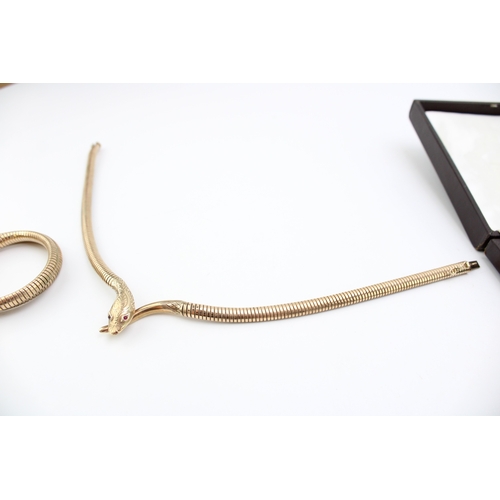 292 - A 9ct gold suite of serpentine jewellery, comprising bracelet and necklace, each formed as a reticul... 