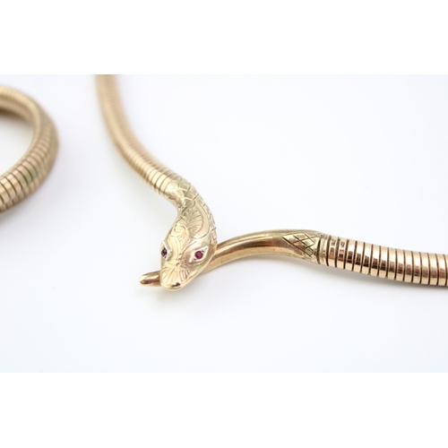 292 - A 9ct gold suite of serpentine jewellery, comprising bracelet and necklace, each formed as a reticul... 