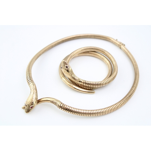 292 - A 9ct gold suite of serpentine jewellery, comprising bracelet and necklace, each formed as a reticul... 