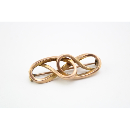 296 - A 9ct gold scrolling knot brooch, 3.8g, 3.8cm long.