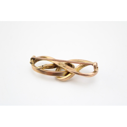 296 - A 9ct gold scrolling knot brooch, 3.8g, 3.8cm long.